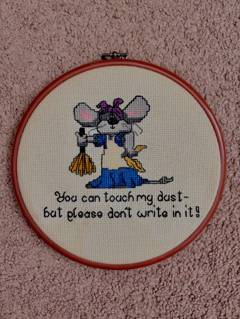 Vintage Cross Stitch Mouse Cleaning Hoop Frame Wall Hang Cottagecore Grandma 90s